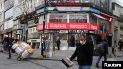 Laleli – Istanbulning Yevropa qismi mavzelardan biri boʼlib, asosan tijorat hisobiga yashaydi