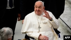 Папата Фрањо ги поздравува луѓето на крајот од аудиенцијата до учесниците на Аџилак епископската конференција на Скандинавија, на 3 февруари 2025 година во салата Павле-VI во Ватикан. (Фото: Тизијана ФАБИ / АФП)