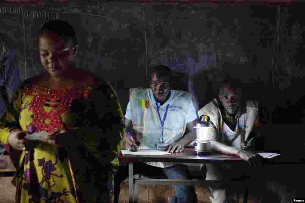 Poll workers count ballots in Bamako, August 11, 2013. 