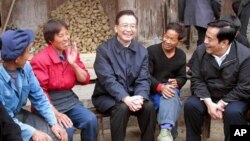 2002年温家宝副总理在视察贵州时和一家村民聊天 