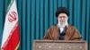 Pemimpin Tertinggi Iran Ayatollah Ali Khamenei menyampaikan pidato yang disiarkan televisi di Teheran, Iran, 1 Maret 2022. (Foto: via Reuters)