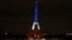 Tháp Eiffel được chiếu sáng màu quốc kỳ xanh, trắng, đỏ của Pháp để vinh danh các nạn nhân của các vụ tấn công khủng bố ở Paris, ngày 16/11/2015.