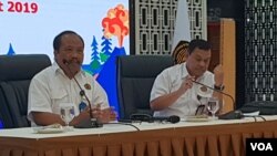 Kepala Badan Geologi Kementerian Energi dan Sumber Daya Mineral Rudy Suhendar (kanan) dan Kepala Pusat Vulkanologi dan Mitigasi Bencana Geologi (PVMBG) Kasbani menjelaskan tentang perkembangan anak gunung anak krakatau di Kantor ESDM, Senin (25/3). (Foto