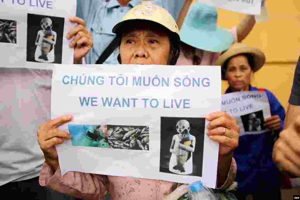 Người dân xuống đường biểu tình phản đối vụ cá chết với biểu ngữ "Chúng tôi muốn sống" tại Hà Nội, ngày 1/5/2016.