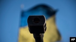 ФОТО: Прапор України у селищі Луганське, лютий 2015-го року