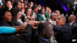 Presiden AS Barack Obama bertemu para pemimpin muda Afrika Selatan di University of Johannesburg, Soweto (29/6).