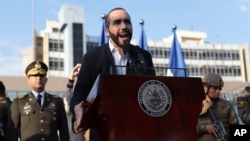 ARCHIVO - El presidente de El Salvador, Nayib Bukele, acompañado por miembros de las fuerzas armadas, habla con sus seguidores fuera del Congreso en San Salvador, El Salvador, el 9 de febrero de 2020.