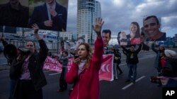 Роднини и поддржувачи на израелските заложници во појасот Газа држат нивни фотографии за време на протестот со кој се бара нивно ослободување од Хамас, во Тел Авив, Израел, 13 февруари 2025 година