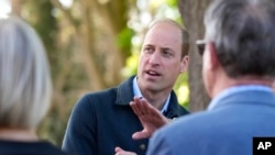 El príncipe William de Inglaterra es recibido a su llegada a al organización benéfica Surplus to Supper, en Sunbury-on-Thames, Surrey, Inglaterra, el jueves 18 de abril de 2024. 