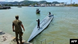 Foto emitida por la oficina de prensa de las Fuerzas Armadas de Ecuador y divulgada por AFP muestra un semisumergible capturado con una carga de drogas en Esmeraldas, Ecuador, el 20 de enero de 2024.