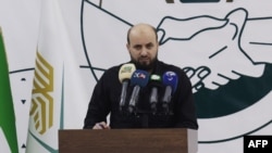 ফাইল- মোহাম্মদ বশীর সিরিয়ার উত্তর-পশ্চিমাঞ্চলীয় শহর ইদলিবে এক সংবাদ সম্মেলনে বক্তব্য রাখছেন। নভেম্বর ২৮,২০২৪। এখন তাঁকে অন্তর্বর্তী সরকারের প্রধান করা হয়েছে। ডিসেম্বের ১০,২০২৪। 