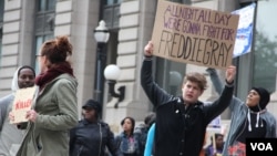 Người biểu t&#236;nh tụ họp giữa trụ sở cảnh s&#225;t Baltimore v&#224; To&#224; Thị ch&#237;nh y&#234;u cầu cảnh s&#225;t phải chịu tr&#225;ch nhiệm về c&#225;i chết của Freddie Gray, 23/4/15