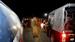 Police officers cordon off the area of a bomb blast in Raiwind near Lahore, Pakistan, March 14, 2018.