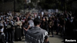 ক্যালিফোর্নিয়ার বার্কলের কলম্বিয়া বিশ্ববিদ্যালয়ে ফিলিস্তিনি ছাত্র বিক্ষোভকারী মাহমুদ খলিলকে যুক্তরাষ্ট্রের অভিবাসন এজেন্টরা গ্রেপ্তার করার পরে জনগণ একটি বিক্ষোভে অংশ নেয়। ১১ মার্চ, ২০২৫। 