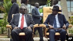 Riek Machar, alors premier vice-président du Soudan du Sud, regarde le président Salva Kiir assis à la suite de la première réunion d'un nouveau gouvernement de coalition de transition, dans la capitale Juba, Soudan du Sud, le 29 avril 2016