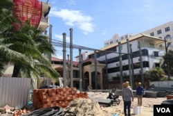 សំណង់កាស៊ីណូចិន​ឈ្មោះ New MGM ស្ថិត​នៅ​តាម​បណ្តោយ​ផ្លូវ​ ក្រោយ​ផ្ទះ​របស់​លោកនាយករដ្ឋមន្រ្តី ហ៊ុន សែន ក្នុង​ក្រុង​ព្រះសីហនុ ដើម្បីស្វាគមន៍​កំណើន​គំហុក​ជនជាតិ​ចិន​នៅ​ក្នុង​ខេត្តព្រះសីហនុ។ (ស៊ុន ណារិន/VOA)