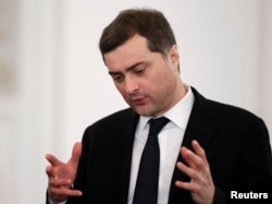 Vladislav Surkov müşavir kimi Putin hakimiyyətinin ən erkən vaxtlarından Rusiya prezidentinə yaxın olub.