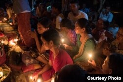 រៀម សាវ ស៊ី និង​អ្នក​ភូមិ​នៅ​អារ៉ែង ប្រារព្ធ​ពិធី​ថ្វាយ​បង្គុំ​គ្រូ ដែល​ជា​ពិធី​ប្រពៃណី​មួយ​សម្រាប់​ជនជាតិ​ភាគតិច​ជង នៅ​អារ៉ែង។ (រូប​ថត​ផ្តល់​ឲ្យ​ដោយ ម៉ម កល្យាណី)