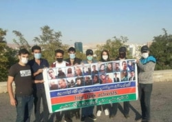 Təbrizdə bir parkda toplaşan gənclər saxlanılan türk fəallara azadlıq tələb edir