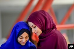 Perempuan Muslim di Bukares, Romania menunggu salat Ied dimulai.