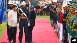 Thủ tướng Nhật Bản và Tổng thống Philippines trong buổi lễ đón tiếp ở Manila hôm 12/1.