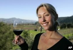 Loại rượu vang mà cô Jenny Turnbull cầm trên tay là loại Cabernet Sauvignon thượng hạng có giá hơn 600 đô la một chai