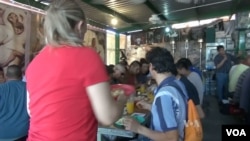 Migrants eat breakfast at Kino Border Initiative Center in Nogales, in the Mexican state of Sonora. (Photo: Greg Flakus / VOA)
