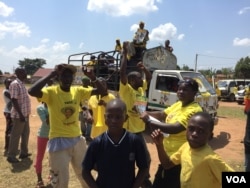 NRM supporters prepare for the day's rallies. (J. Craig/VOA)