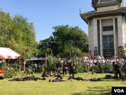 ឈុត​ឆាក​សម្តែង​ពី​សកម្មភាព​ចាប់ចង និង​សម្លាប់​របស់​ក្រុម​ទាហាន​ខ្មែរ​ក្រហម នៅ​ក្នុង​ថ្ងៃប្រារព្ធ​ «ទិវាជាតិ​នៃ​ការ​ចង​ចាំ» ដែល​បាន​ធ្វើ​ឡើង ​នៅ​មជ្ឈមណ្ឌល​ប្រ​ល័យ​ពូជសាសន៍​ជើងឯក រាជធានី​ភ្នំពេញ ថ្ងៃទី២០ ខែឧសភា ឆ្នាំ២០១៩។ (ហ៊ុល រស្មី/VOA)