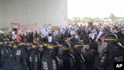 په کلیس کمپ کې د اکتوبر د پیل راهیسې جنجال روان دی