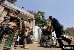 Soldiers stand guard outside a polling station on the second day of voting in the Egyptian election in Cairo, May 27, 2014.