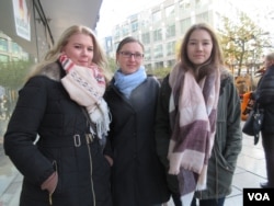 Julia Kilza, left, said Germany must preserve freedom, even for those not born in Germany (A. Tanzeem/VOA)