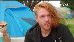 Seorang tunawisma, Kourtey mengaku sering mengalami kecemasan dan depresi. (Foto: VOA)