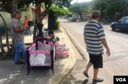 Las llamadas ventas de garaje en Maracaibo, en el occidente de Venezuela, están disponibles todos los días de la semana.