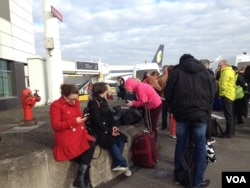 Passengers wait outside after being evacuated from Brussels airport, March 22, 2016. (N.deVries/VOA)