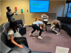 Peserta Indonesia Nongkrong bermain memasukkan paku ke dalam botol (foto: courtesy).