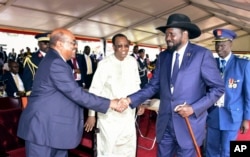 President Omar al-Bashir of Sudan, left, and President Salva Kiir of South Sudan shake hands during the inauguration ceremony of Uganda's long-time president Yoweri Museveni in the capital Kampala, May 12, 2016.