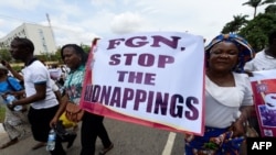 Des femmes participent à une marche de protestation contre les victimes d'attaques violentes à travers le pays à Lagos, le 22 mai 2018.