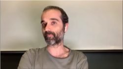 លោក Alejandro Gonzalez Davidson (អាឡិច ហ្គន់សាឡេស ដេវិតសុន) សកម្មជនបរិស្ថានជាតិអេស្ប៉ាញ​ត្រូវបាន​បណ្តេញចេញពីប្រទេសកម្ពុជាក្នុងឆ្នាំ​២០១៥ ប៉ុន្តែបន្តធ្វើសកម្មភាពជាមួយនឹងយុវជនខ្មែរដើម្បីការពារធនធានធម្មជាតិកម្ពុជាដែលកំពុងរងការបំផ្លិចបំផ្លាញ។