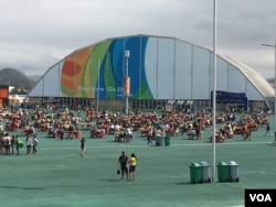 Visitors flock to a megastore to buy souvenirs from the Olympic Games in Rio de Janeiro, Brazil, Aug. 8, 2016. (P. Brewer/VOA)