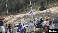 Syrian refugees wait to cross the Turkish border, January 13, 2013.
