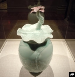 Cliff Lee's 'Lotus Vase with Flower' (2009). The artist is inspired by the many trips he made with his family to the National Palace Museum in Taipei.