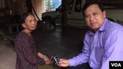 Im Chaem, the former Khmer Rouge secretary of Preah Net Preah district, with VOA Khmer's reporter Sok Khemara in her home, in Oddar Meanchey, on August 11, 2015. (Photo: VOA Khmer)