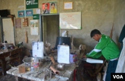 A former Karenni fighter who lost a leg to a landmine works on prosthetic leg in a workshop in Loikaw. (P. Vrieze/VOA)