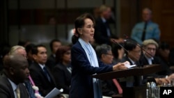 Ilustrasi - ARSIP - Pemimpin Myanmar saat itu Aung San Suu Kyi berpidato di depan hakim Mahkamah Internasional pada sidang hari kedua dari tiga hari di Den Haag, Belanda, 11 Desember 2019. (AP/Peter Dejong, File)