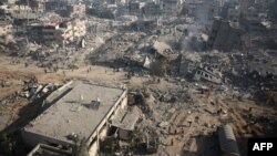 ২০২৪ সালের ১ এপ্রিল ইসরাইলি সামরিক বাহিনী একটি হাসপাতালের আবাসন কমপ্লেক্স থেকে সরে যাওয়ার পরে গাজার আল-শিফা হাসপাতালের আশেপাশে ধ্বংসযজ্ঞ দেখা গেছে।