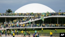 Partidarios del expresidente de Brasil Jair Bolsonaro irrumpen en el edificio del Congreso Nacional en Brasilia, Brasil, el domingo 8 de enero de 2023.