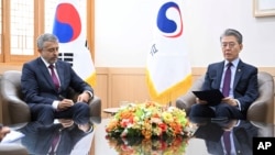 Thứ trưởng Ngoại giao Hàn Quốc Kim Hong Kyun (phải) gặp Đại sứ Nga tại Hàn Quốc Georgy Zinoviev tại Bộ Ngoại giao ở Seoul, Hàn Quốc, vào ngày 21 tháng 10 năm 2024.