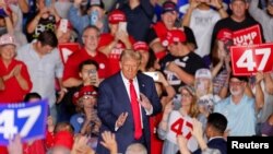 Trump li dema mîtînga li Greensboro, North Carolina.