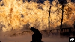 Bomberos de Kiev intentaban este martes sofocar un incendio provocado por un ataque ruso contra una tubería de gas de abastecimiento en la capital de Ucrania que sigue bajo intenso ataque por parte de Rusia.